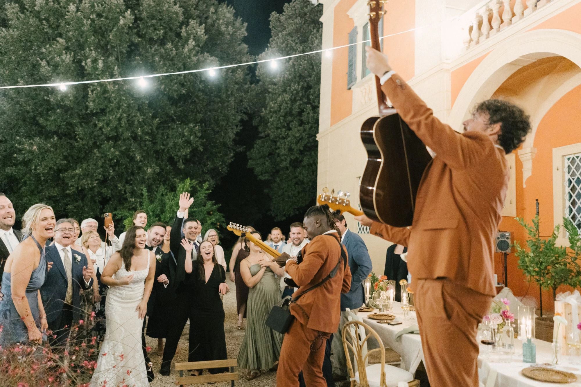 Les Garçons Chics jouent au milieu des invités d’un mariage, un soir d’été.