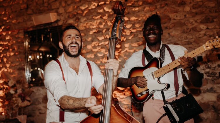 Garçons Chics 5 deux musiciens du groupe Les Garçons Chics jouant leurs instruments et chantant dans une ambiance tamisée