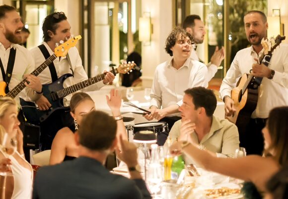 Le groupe acoustique OKB en performance live dans une ambiance élégante, idéale pour des événements haut de gamme
